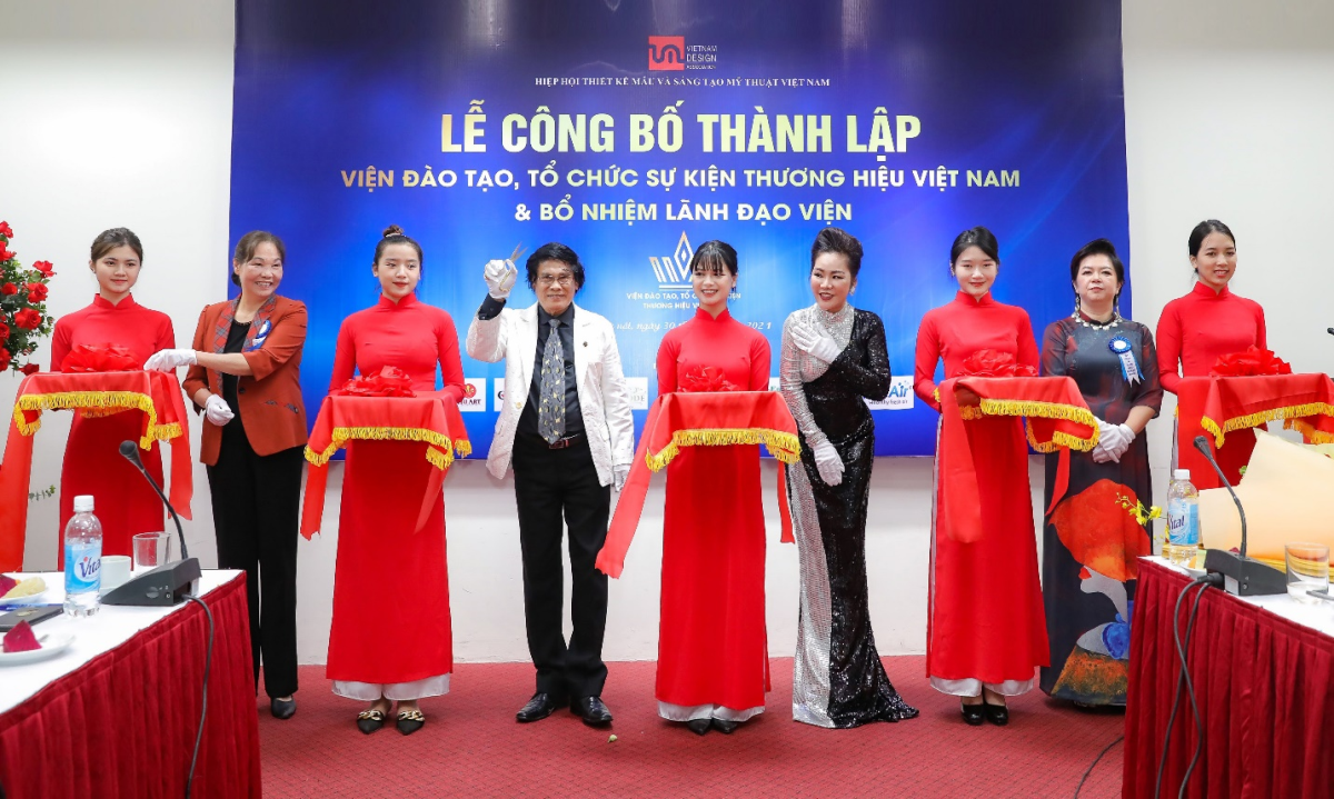 Kinh doanhDoanh nghiệpDoanh nghiệp viếtThứ sáu, 5/11/2021, 15:15 (GMT+7) Ra mắt Viện đào tạo, tổ chức sự kiện thương hiệu Việt Nam Viện Đào tạo, tổ chức sự kiện thương hiệu Việt Nam có chức năng tổ chức các sự kiện ghi nhận, vinh danh những thương hiệu vươn tầm quốc gia và quốc tế. Sáng 30/10, tại Nhà khách Quốc hội Việt Nam đã diễn ra lễ ra mắt Viện Đào tạo, tổ chức sự kiện thương hiệu Việt Nam. Viện chịu sự quản lý của Hiệp hội Thiết kế mẫu và Sáng tạo mỹ thuật Việt Nam. Chủ tịch Hiệp hội (Phó giáo sư, Tiến sĩ, Nghệ sĩ ưu tú Lê Huyên, thứ hai từ trái sang) cùng Viện trưởng (Bà Nguyễn Thị Nhị - Thứ hai từ phải sang) cắt băng ra mắt cùng hai đại biểu khách mời. Chủ tịch Hiệp hội (Phó giáo sư, Tiến sĩ, Nhà giáo ưu tú Lê Huyên, thứ hai từ trái sang) cùng Viện trưởng (Bà Nguyễn Thị Nhị - Thứ hai từ phải sang) cắt băng ra mắt cùng hai đại biểu khách mời.