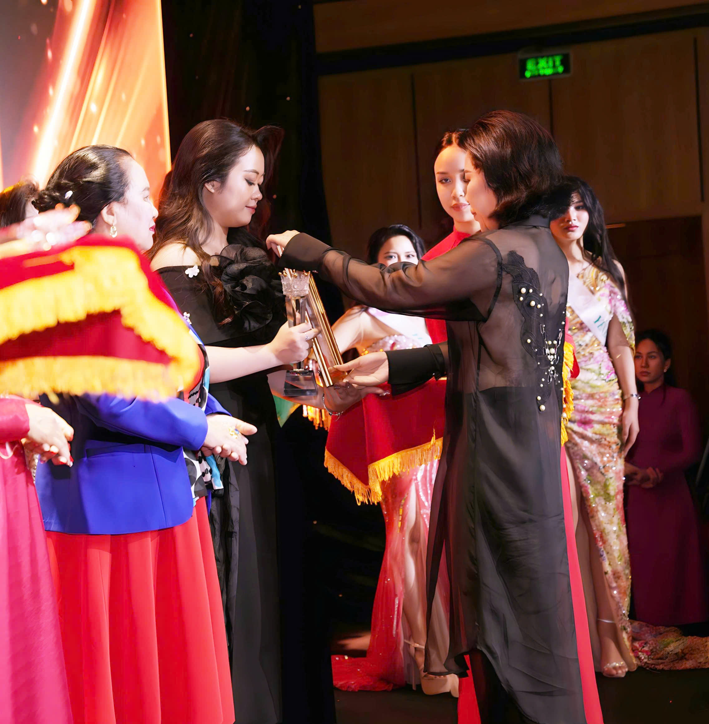 Bà Nhị Nguyễn Trao Giải cho thí sinh