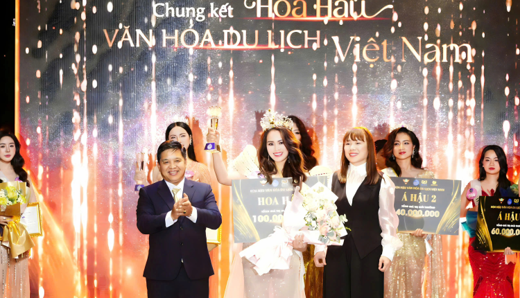 Phạm Thị Ngọc Thanh đăng quang Hoa hậu Văn hóa Du lịch Việt Nam trong đêm chung kết (Ảnh: Ban tổ chức).